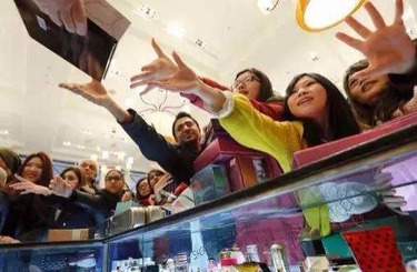 无毛逼玻璃棒中国人依然爱赴日旅游 消费已由爆买转向网购